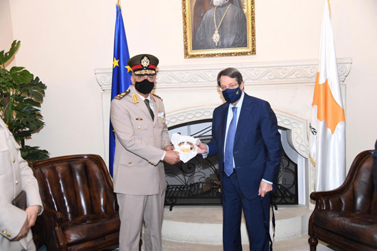 وزير الدفاع يعود إلى أرض الوطن بعد انتهاء زيارته الرسمية لجمهورية قبرص (1)