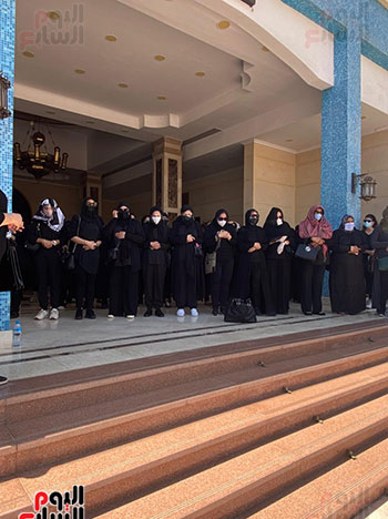 بنات سمورة يؤديان صلاة الجنازة على والدهما