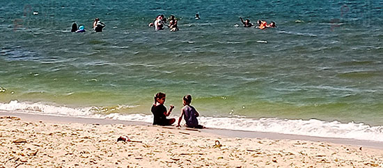 جانب-من-استمتاع-الأطفال-على-شاطئ-مدينة-بورفؤاد