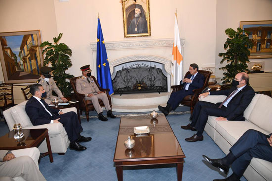 وزير الدفاع يعود إلى أرض الوطن بعد انتهاء زيارته الرسمية لجمهورية قبرص (5)