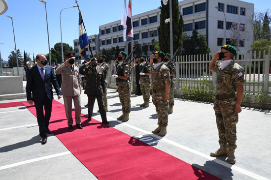 وزير الدفاع يعود إلى أرض الوطن بعد انتهاء زيارته الرسمية لجمهورية قبرص (2)