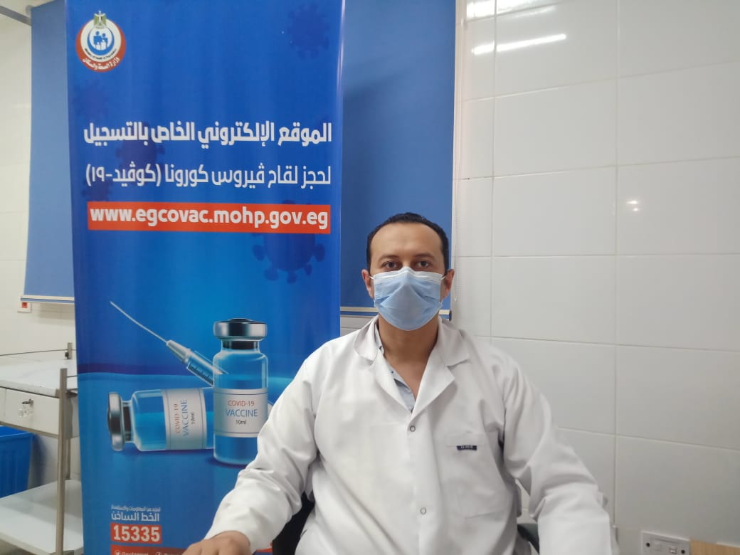 الدكتور السيد حافظ مدير مركز تلقى اللقاح بمستشفى كفر شكر المركزى