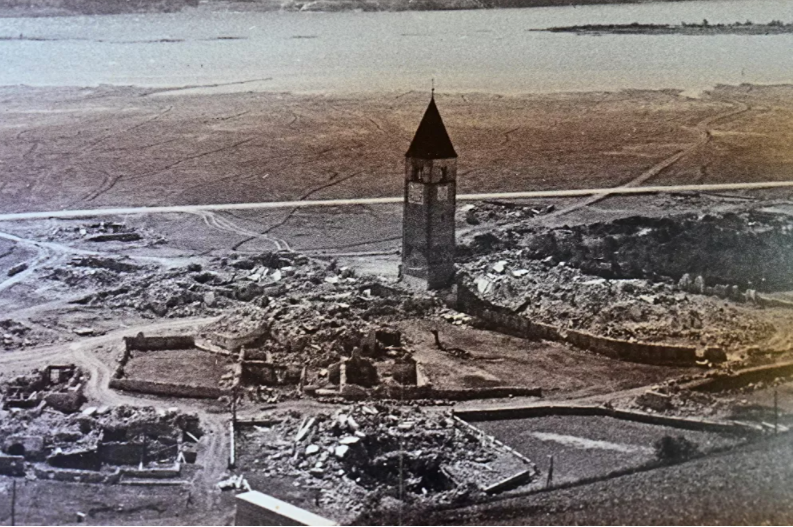 تم غرق الكنيسة والقرية القديمة في عام 1950 في بحيرة اصطناعية تم إنشاؤها