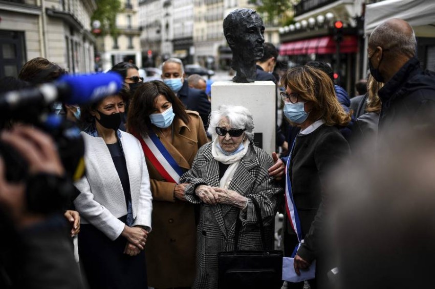 تدشين تمثال لتشارلز أزنافور في باريس