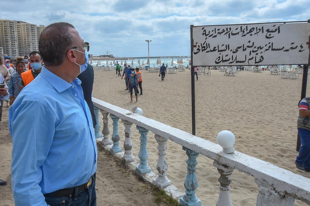 محافظ الإسكندرية يتفقد الشواطئ فى أول يوم تشغيل (4)