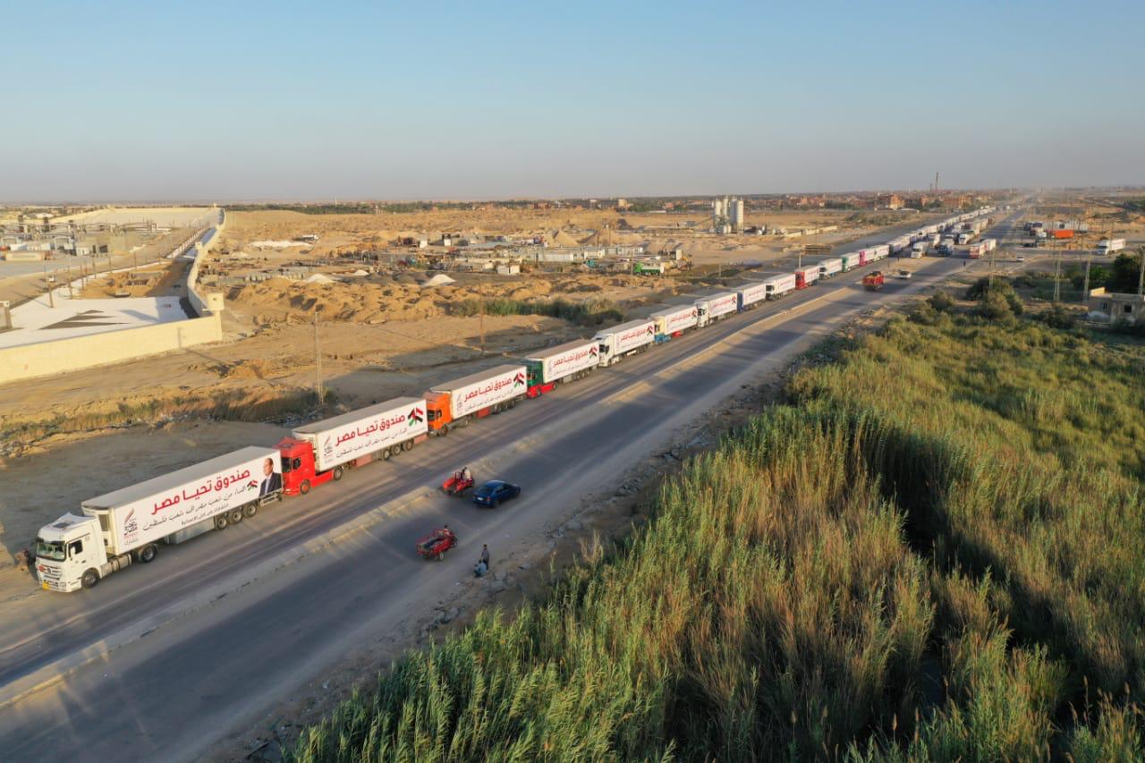 قافلة صندوق تحيا مصر تعبر نفق الشهيد أحمد حمدي في الطريق لقطاع غزة (12)