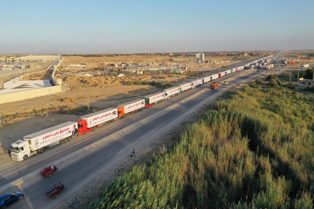 قافلة صندوق تحيا مصر تعبر نفق الشهيد أحمد حمدي في الطريق لقطاع غزة (1)