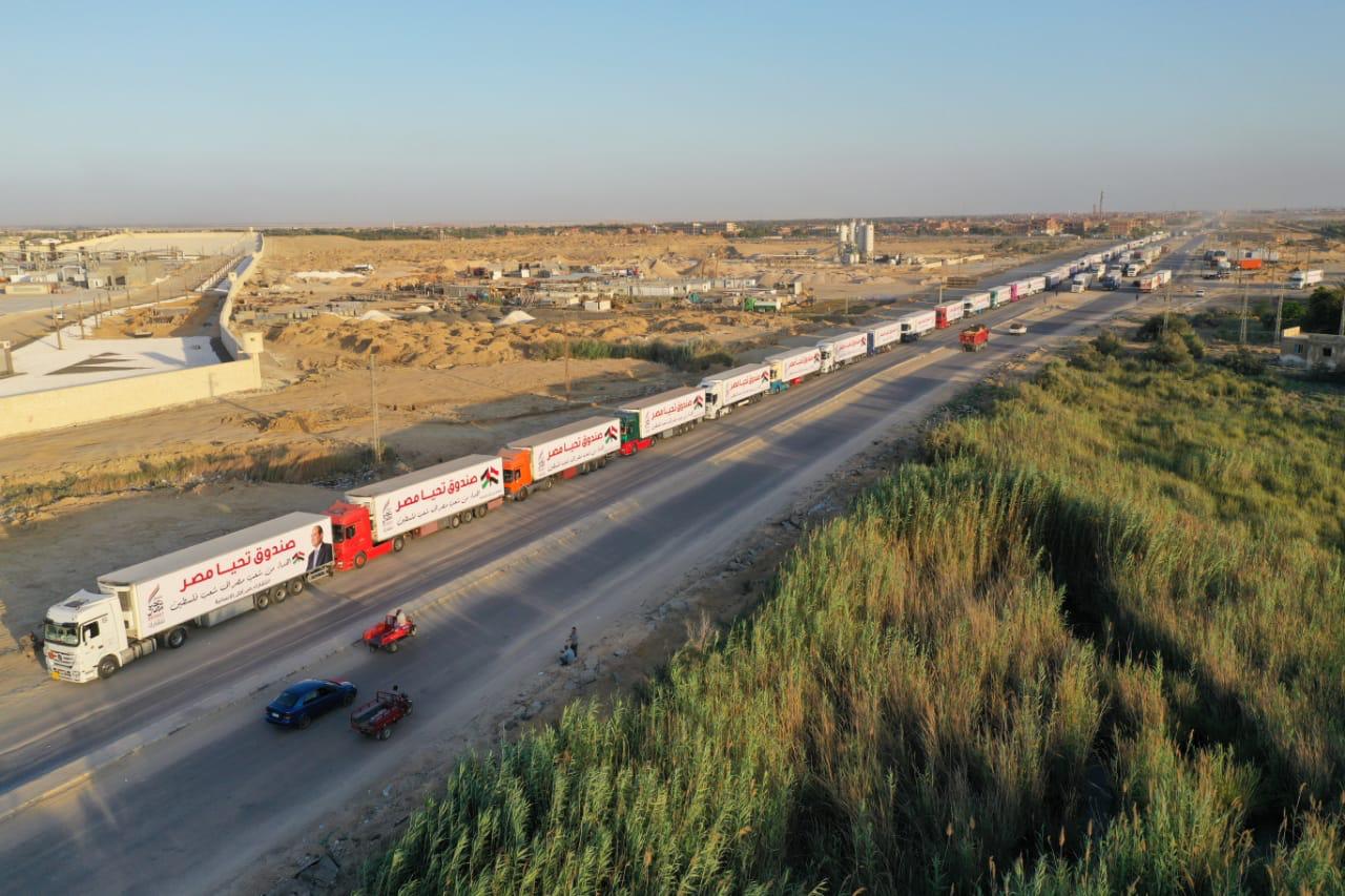 قافلة صندوق تحيا مصر تعبر نفق الشهيد أحمد حمدي في الطريق لقطاع غزة (14)