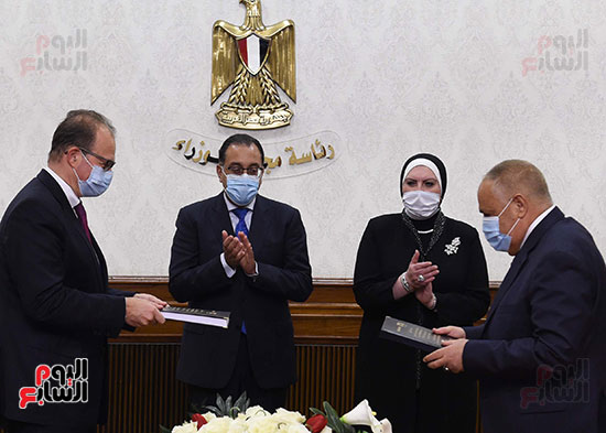 رئيس الوزراء يشهد مراسم توقيع عقد شراكة بين الهيئة العربية للتصنيع وشركة دي إمجي موري (3)