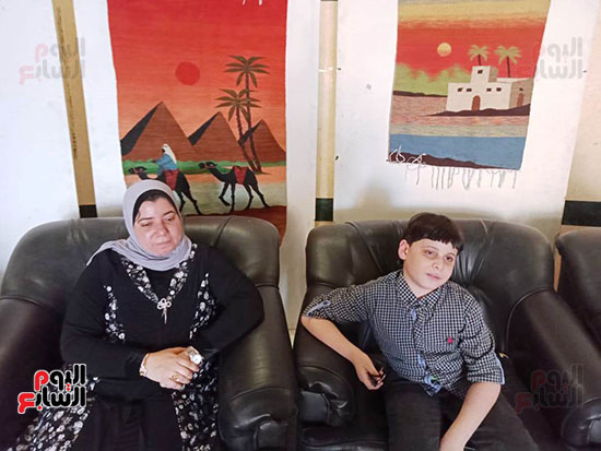 55370-محمد-الطفل-الكفيف-ووالدته