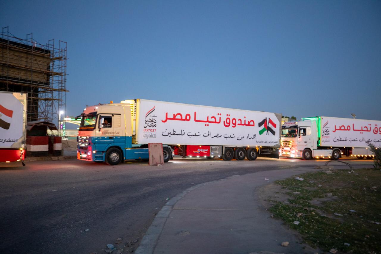 قافلة صندوق تحيا مصر تعبر نفق الشهيد أحمد حمدي في الطريق لقطاع غزة (10)