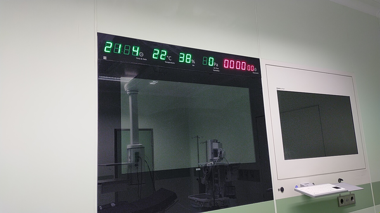 شاشة إليكترونية داخل غرفة العمليات لعرض الوقت حرارة الغرفة وتوقيت العملية