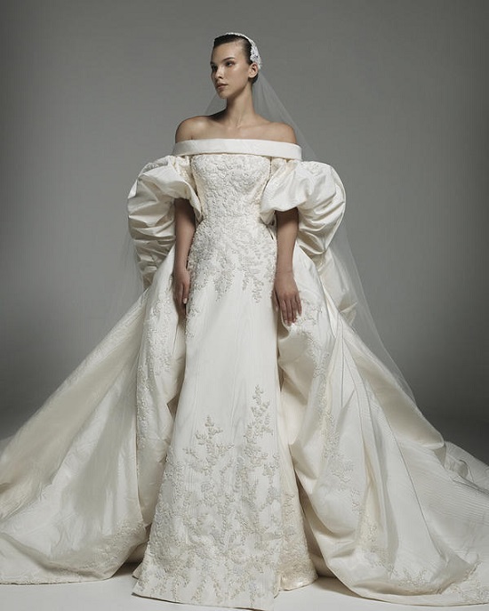 فستان زفاف بأكمام منفوخة من تصميم محمد آشي