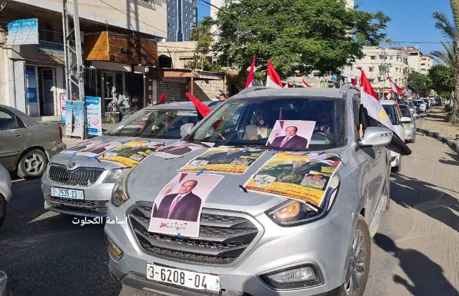 فلسطينيون في شوارع غزة يرفعون أعلام مصر وصور الرئيس