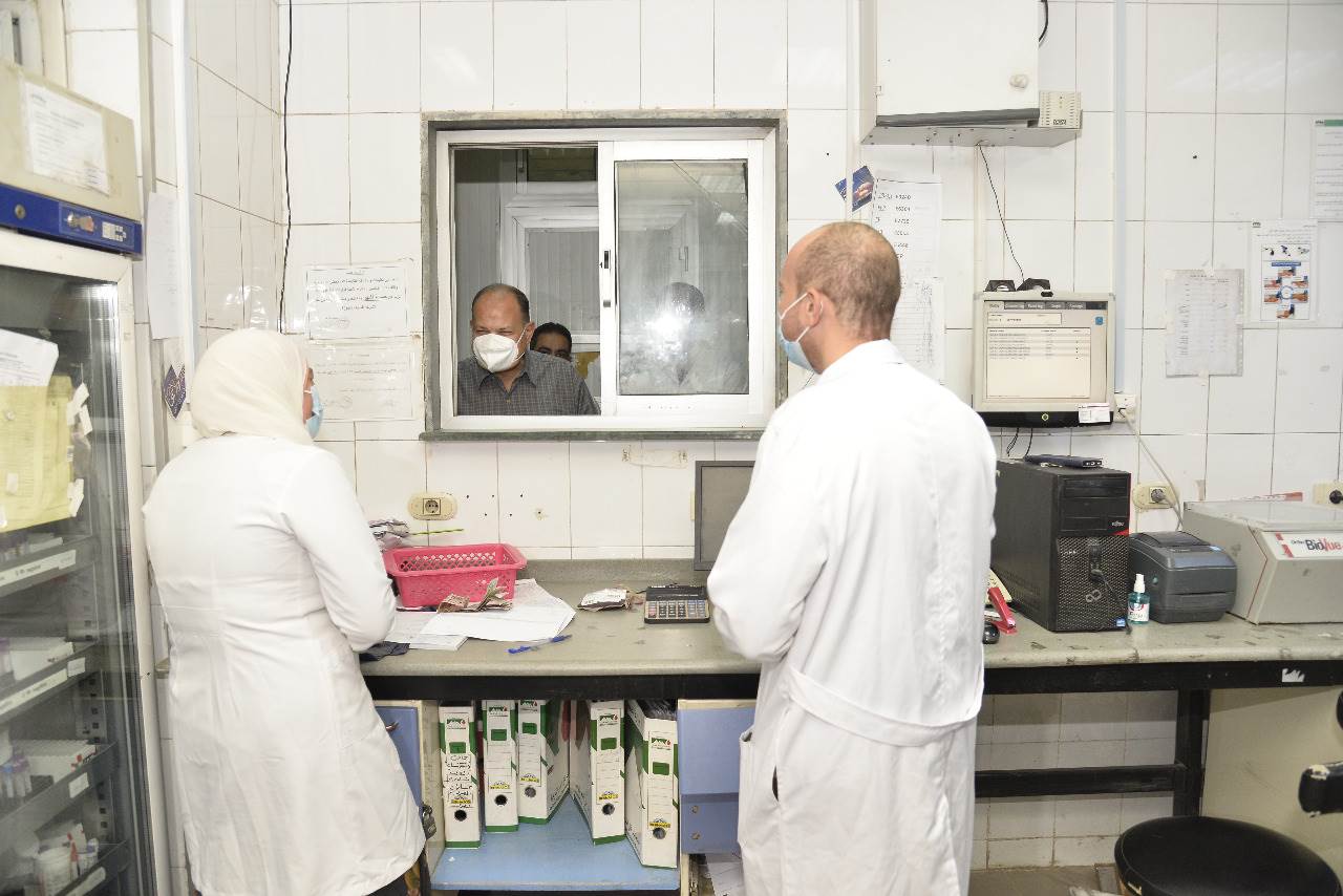 محافظ أسيوط يتفقد مركز تطعيم لقاح كورونا بالمركز الاقليمي لخدمات نقل الدم (6)