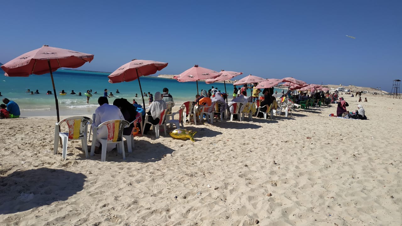 اقبال المواطنين على شواطئ مطروح مع ثالث ايام فتحها