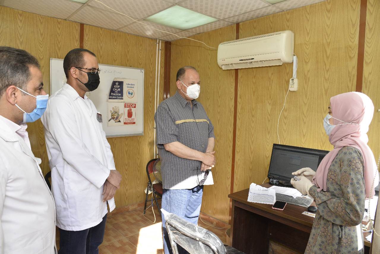 محافظ أسيوط يتفقد مركز تطعيم لقاح كورونا بالمركز الاقليمي لخدمات نقل الدم (7)