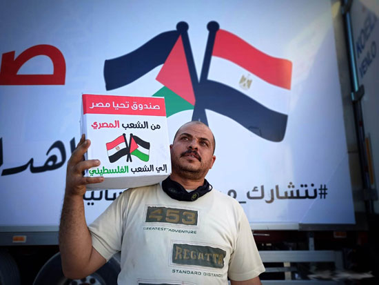 الفلسطينيون يتسلمون قافلة المساعدات المصرية