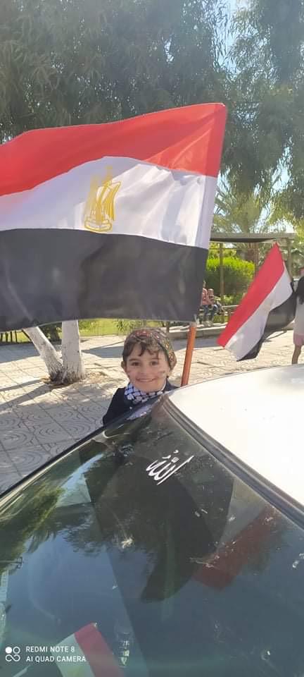 طفل فلسطيني في غزة يرفع علم مصر