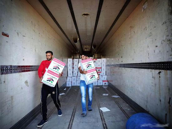 الجانب الفلسطينى يتسلم مساعدات مصر لاهالى غزة
