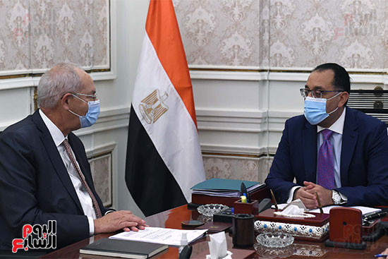 الدكتور مصطفى مدبولى رئيس الوزراء مع المهندس يحيى زكى (5)