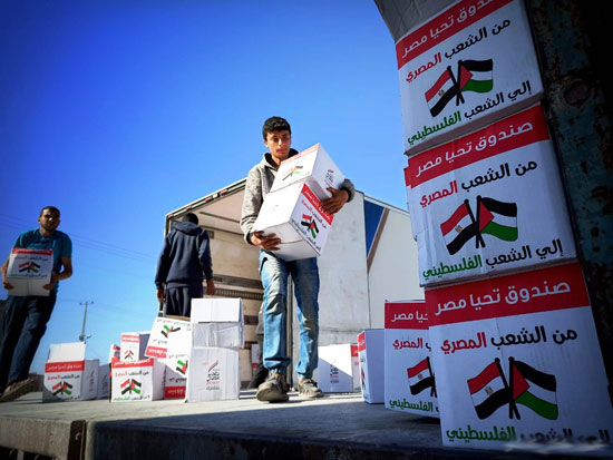 الجانب الفلسطيني يتسلم المساعدات المصرية لغزة