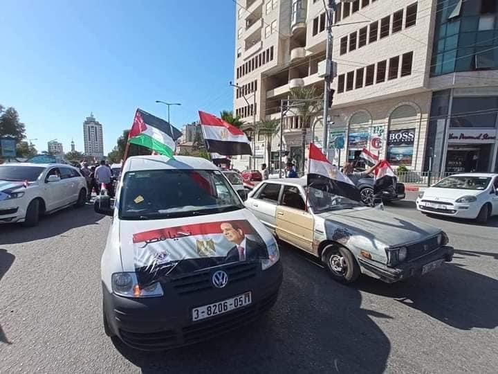 فلسطينيون يرفعون أعلام مصر في شوارع غزة