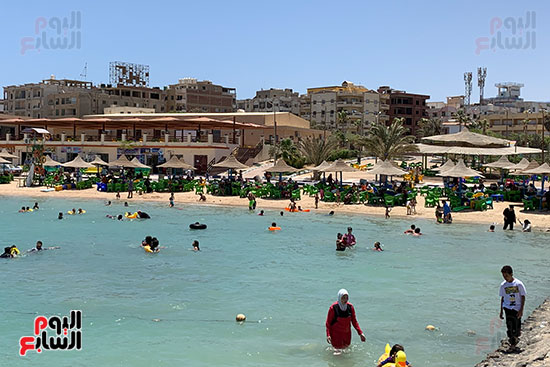 إقبال الأجانب والمصريين على الشواطئ والرحلات البحرية بالبحر الأحمر (2)