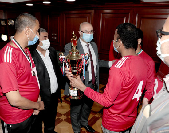 محافظ-بني-سويف-يُكرًم-فريق-نادى-مبارك-لمتحدي-الإعاقة-بطل-كأس-مصر-لكرة-الهدف-(3)