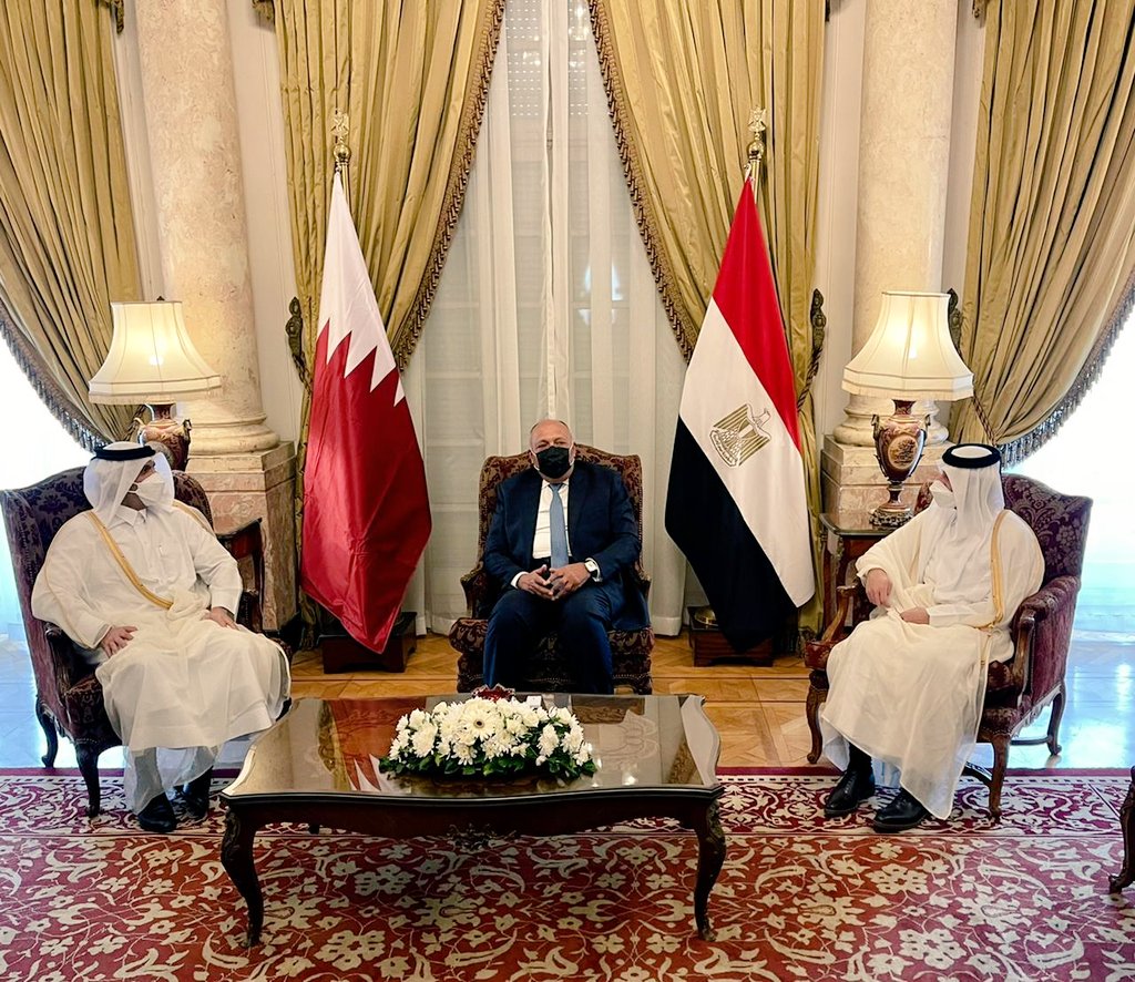 وزير الخارجية المصري يلتقي الوفد القطري في قصر التحرير