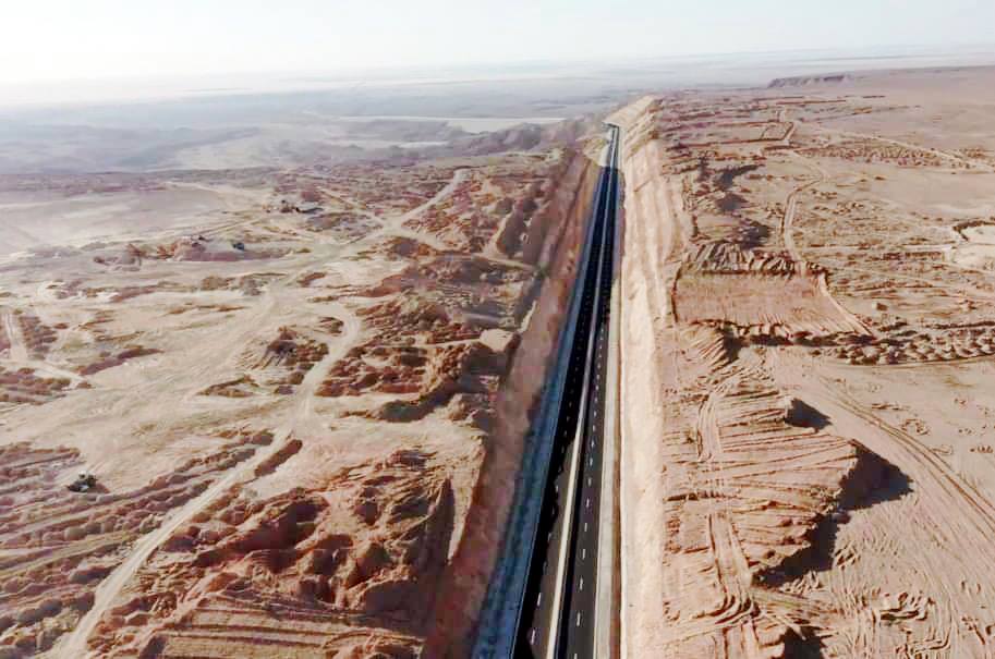 محور الفرافرة- ديروط شريان جديد لربط وادى النيل بالوادى الجديد بتكلفة مليار و700 مليون جنيه (1)