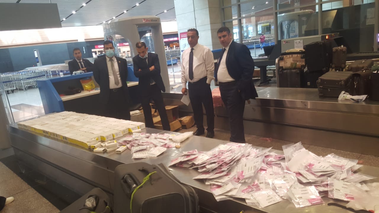 جمارك مطار القاهرة تضبط محاولة تهريب وحدات إرسال واستقبال خاصة بشبكات الإنترنت (2)