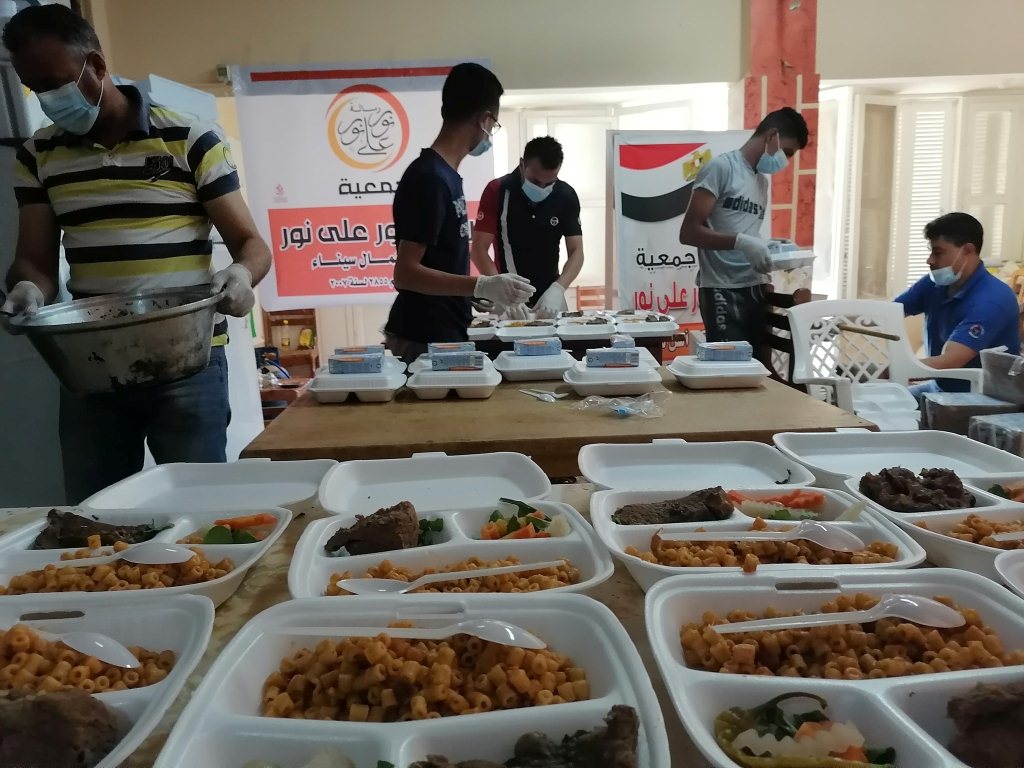 متطوعون يجهزون وجبات للاطقم الطبية