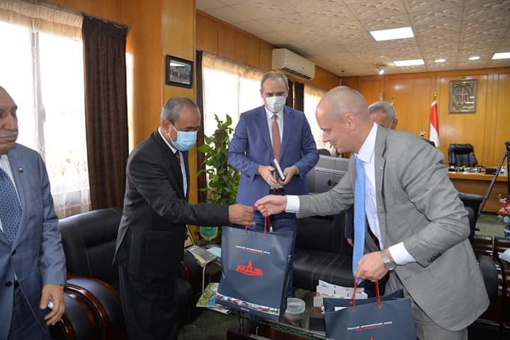 سفير بلا روسيا يعطى الهدايا لمحافظ الاسماعيلية
