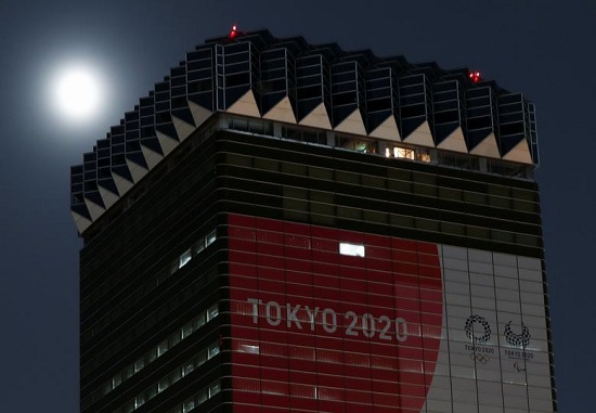 ار مبنى يعرض لافتة لدورة الألعاب الأولمبية طوكيو 2020