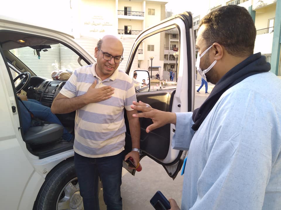 اهالى شمال سيناء يستقبلون ويودعون الاطقم الطبية القادمة لمستشفى العريش لعلاج جرحى فلسطين