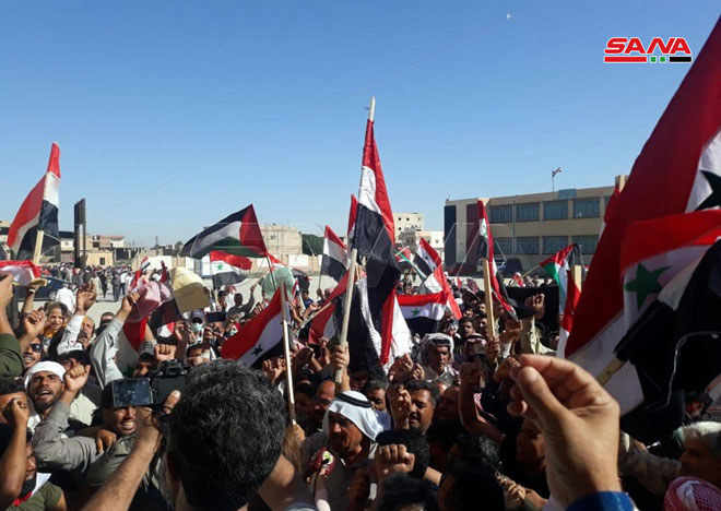 الناخبين يرفعون علم سوريا
