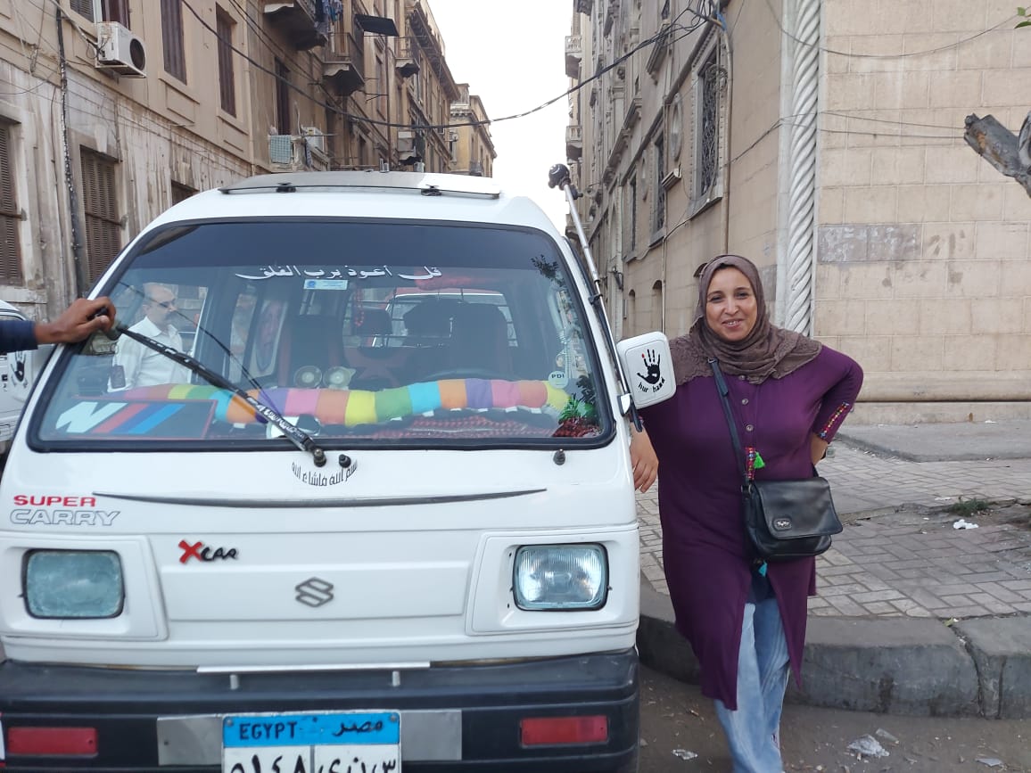 أم محمد بجانب سيارتها