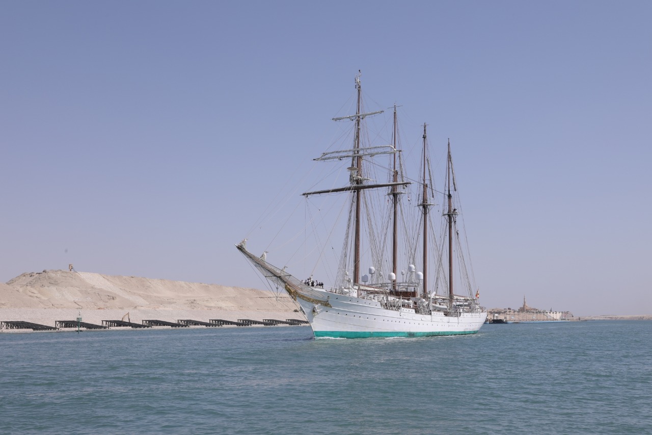 السفينة التاريخية الإسبانية تعبر قناة السويس (8)
