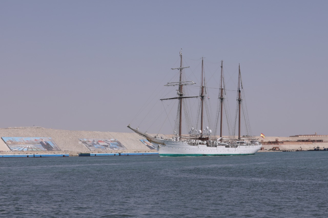 السفينة التاريخية الإسبانية تعبر قناة السويس (4)