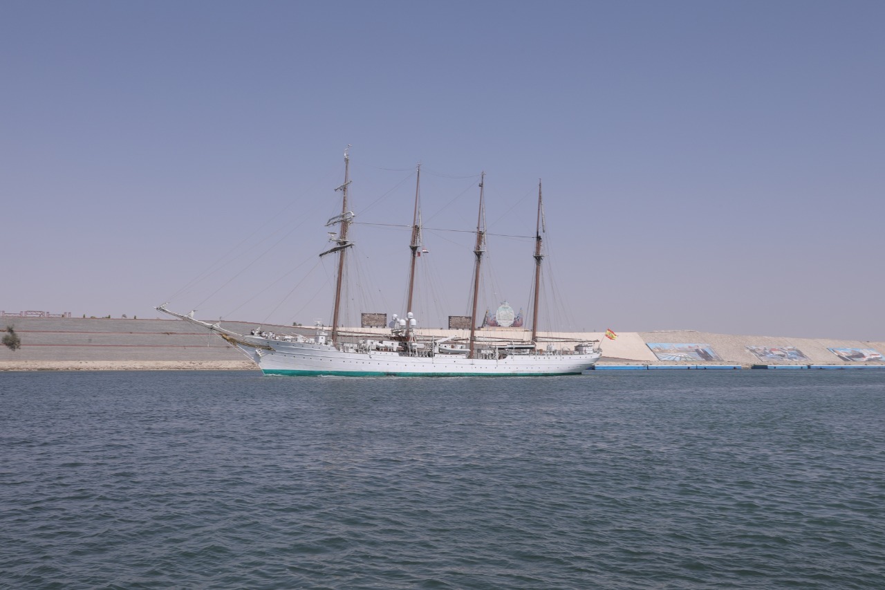السفينة التاريخية الإسبانية تعبر قناة السويس (3)