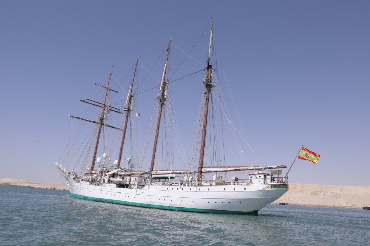 السفينة التاريخية الإسبانية تعبر قناة السويس (2)