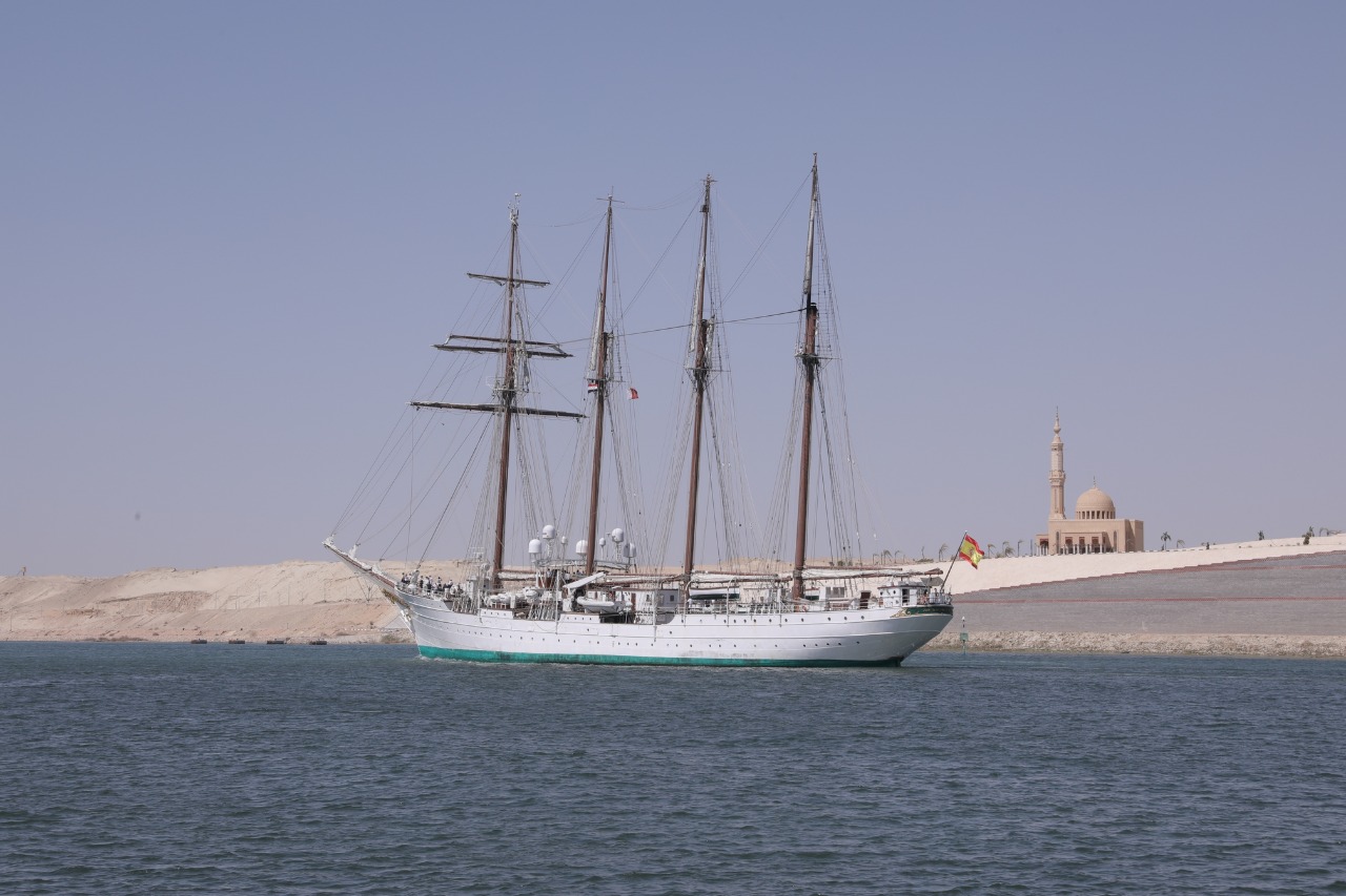 السفينة التاريخية الإسبانية تعبر قناة السويس (6)