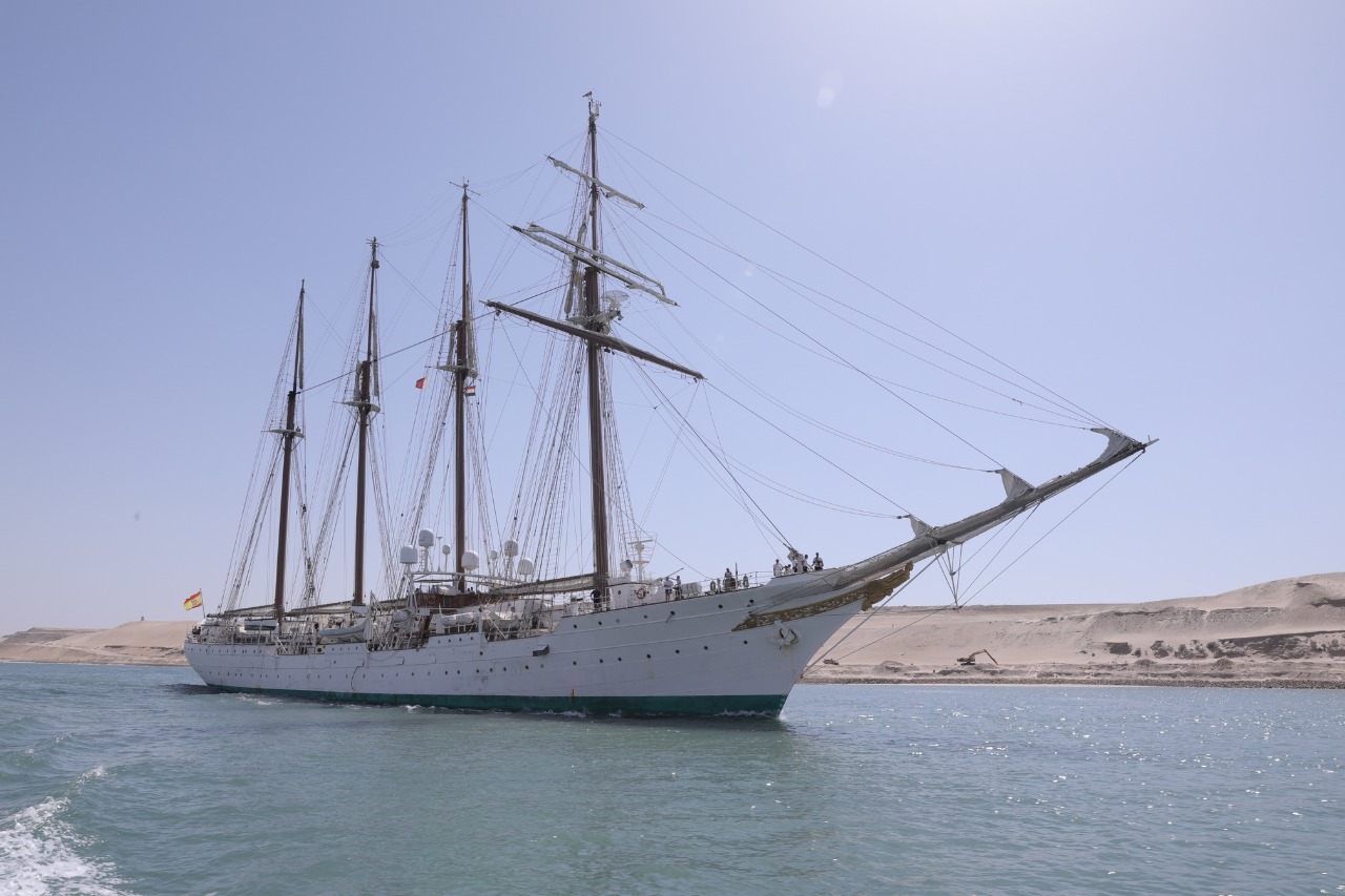 السفينة التاريخية الإسبانية تعبر قناة السويس (7)