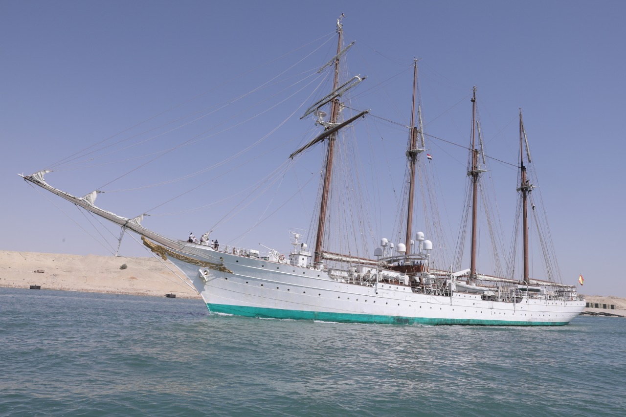 السفينة التاريخية الإسبانية تعبر قناة السويس (1)