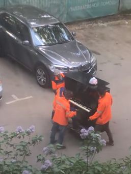 العزف على البيانو فى الشارع