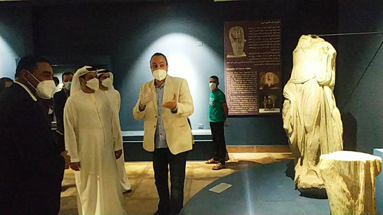 جولة-سفير-الامارات-والمحافظ-داخل-متحف-اثار-مطروح