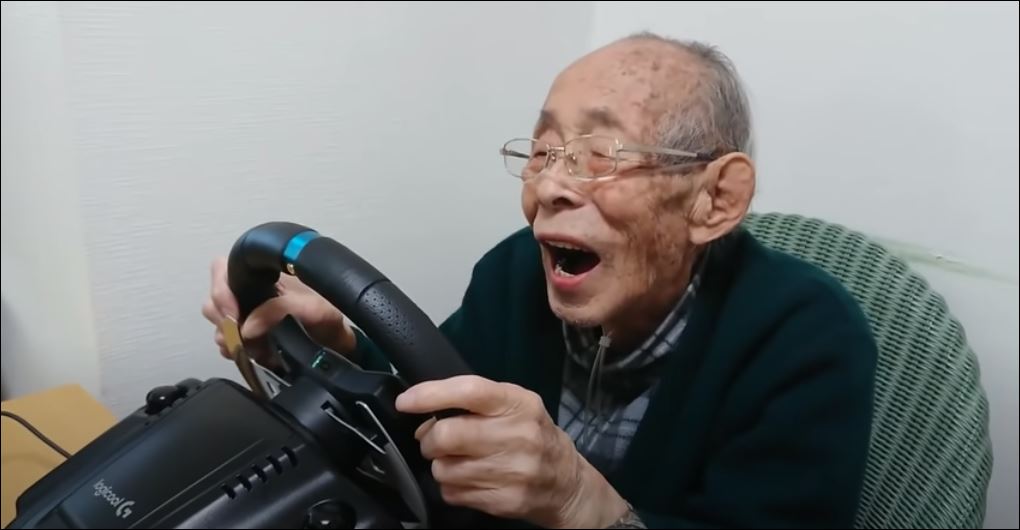 جد يابانى بعمر 93 عاما يعشق ألعاب الفيديو (3)