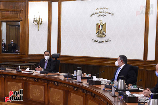 رئيس الوزراء يستعرض الموقف التنفيذى لمشروعات تطوير مدينة الغردقة (4)