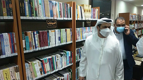 سفير-الامارات-يعد-بعم-المكتبة-بالكتب-الاماراتية